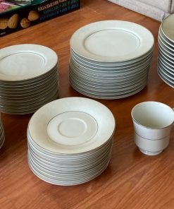 Juego de loza marca Sandalwood 63 piezas en total.