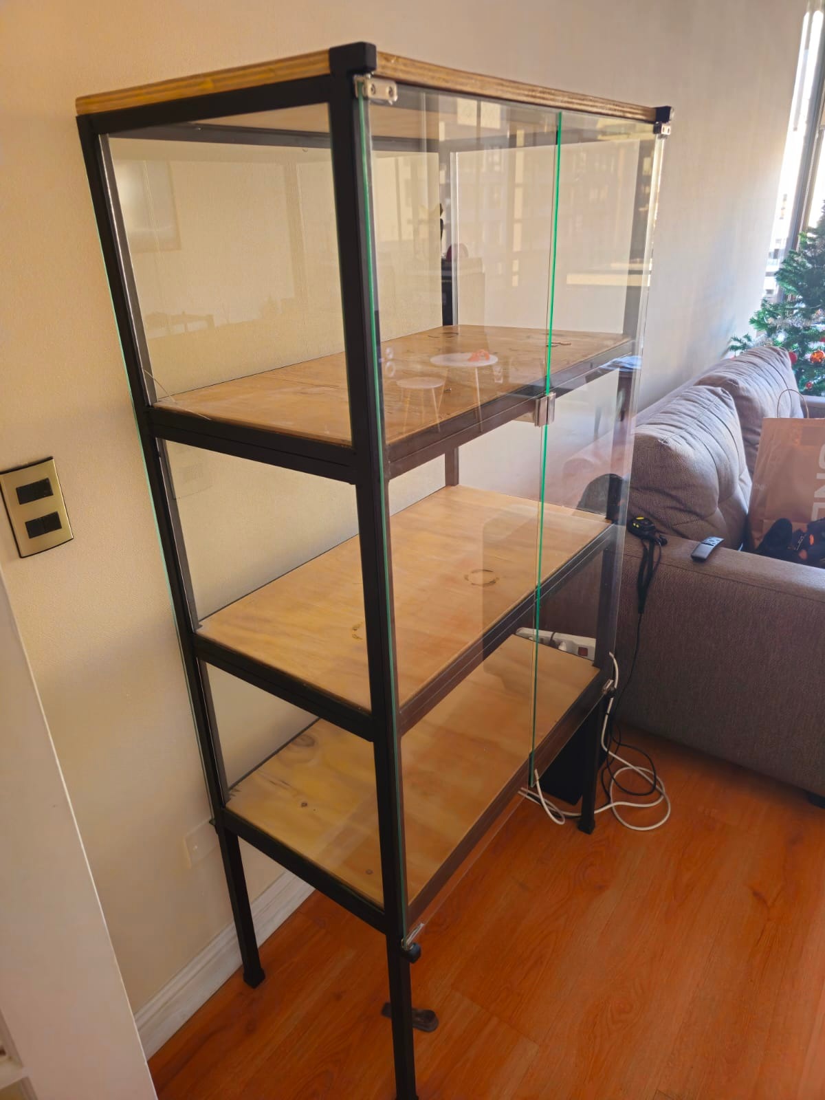 Vitrina vidrio y metal con repisas interiores madera