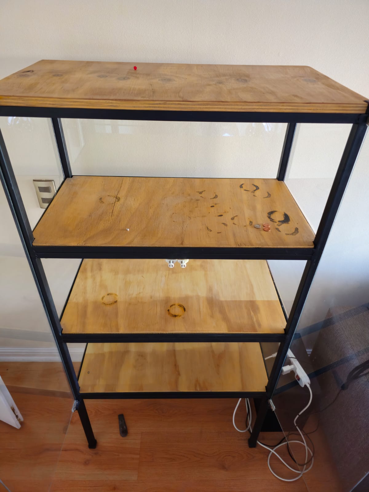 Vitrina vidrio y metal con repisas interiores madera - Imagen 3