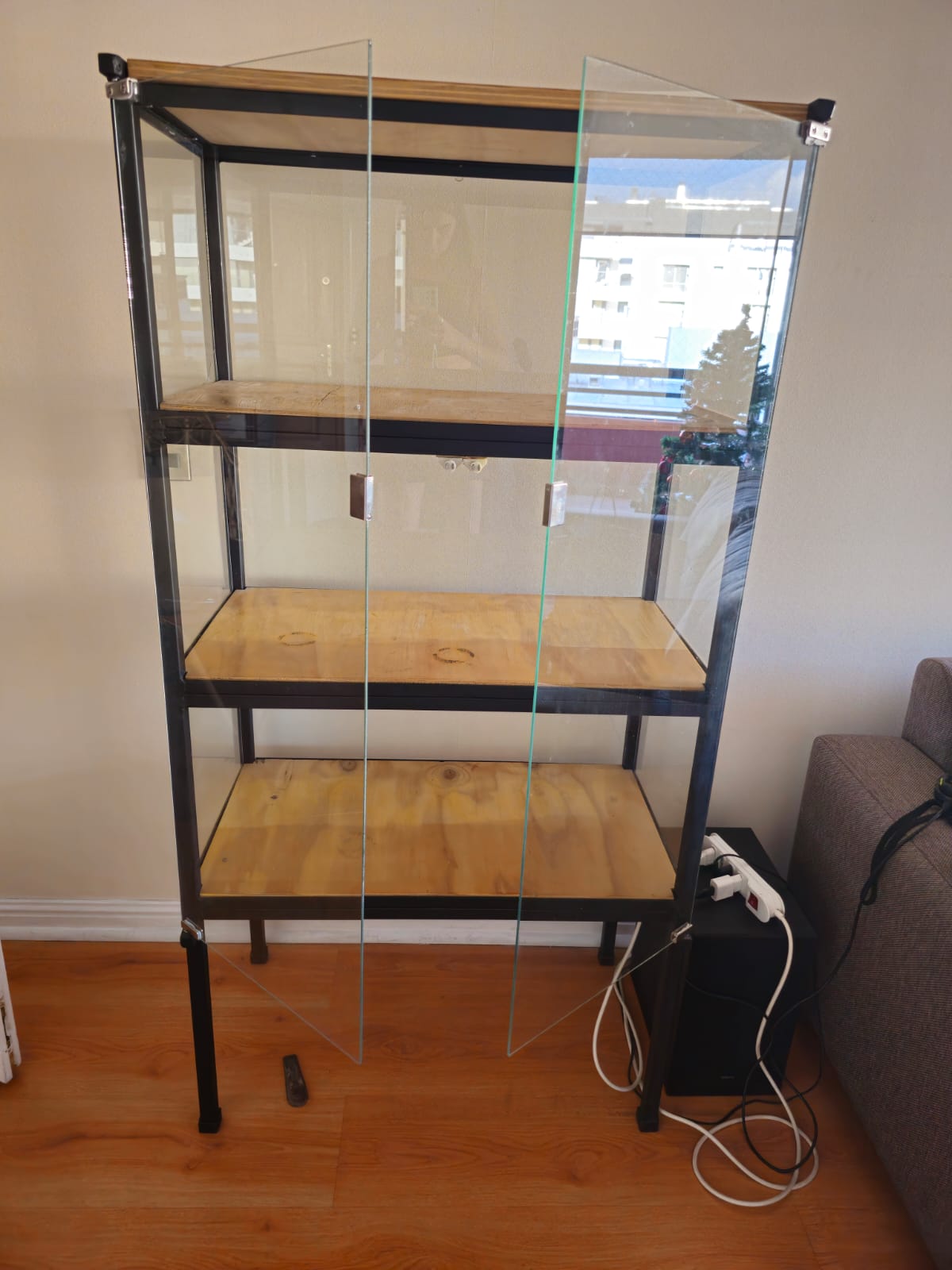 Vitrina vidrio y metal con repisas interiores madera - Imagen 4