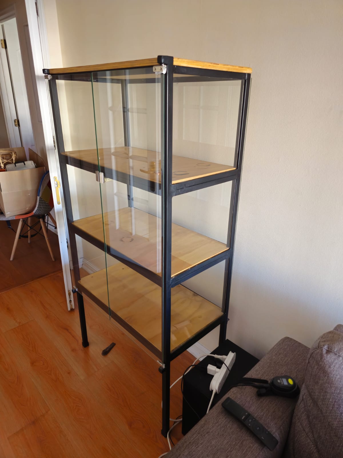 Vitrina vidrio y metal con repisas interiores madera - Imagen 5