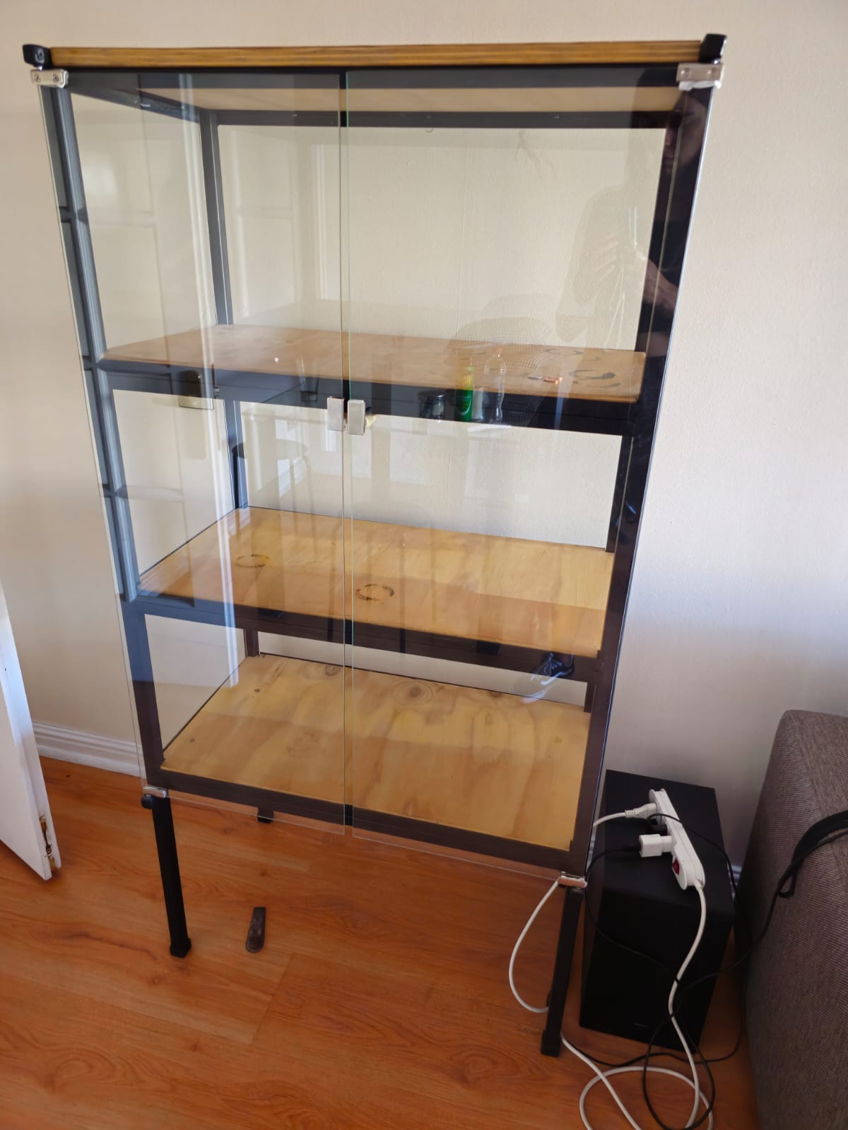 Vitrina vidrio y metal con repisas interiores madera - Imagen 6