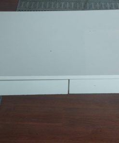 Escritorio blanco de metal