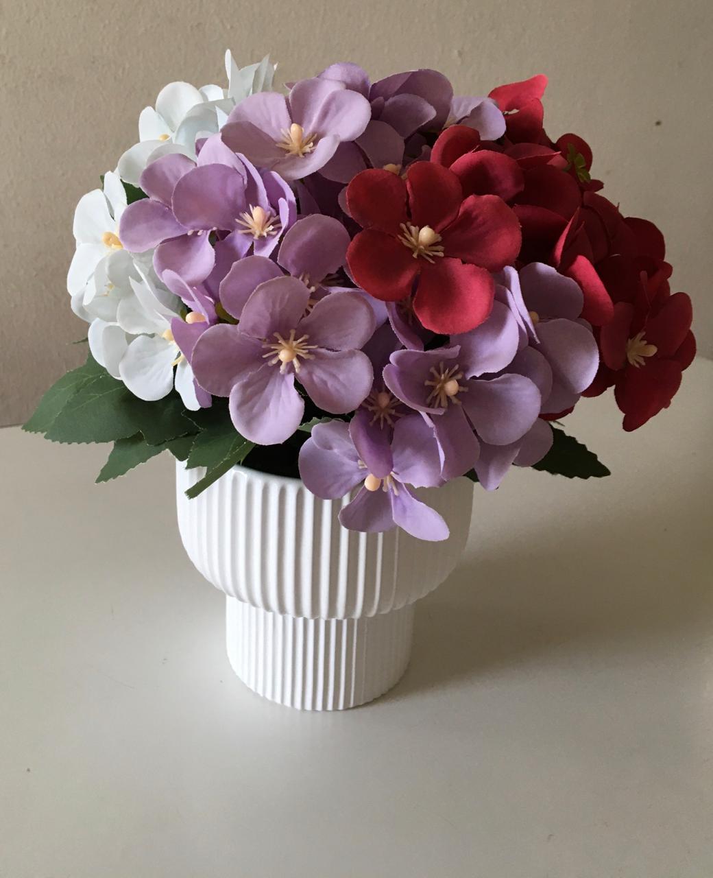 Arreglo floral con macetero de ceramica - Imagen 3