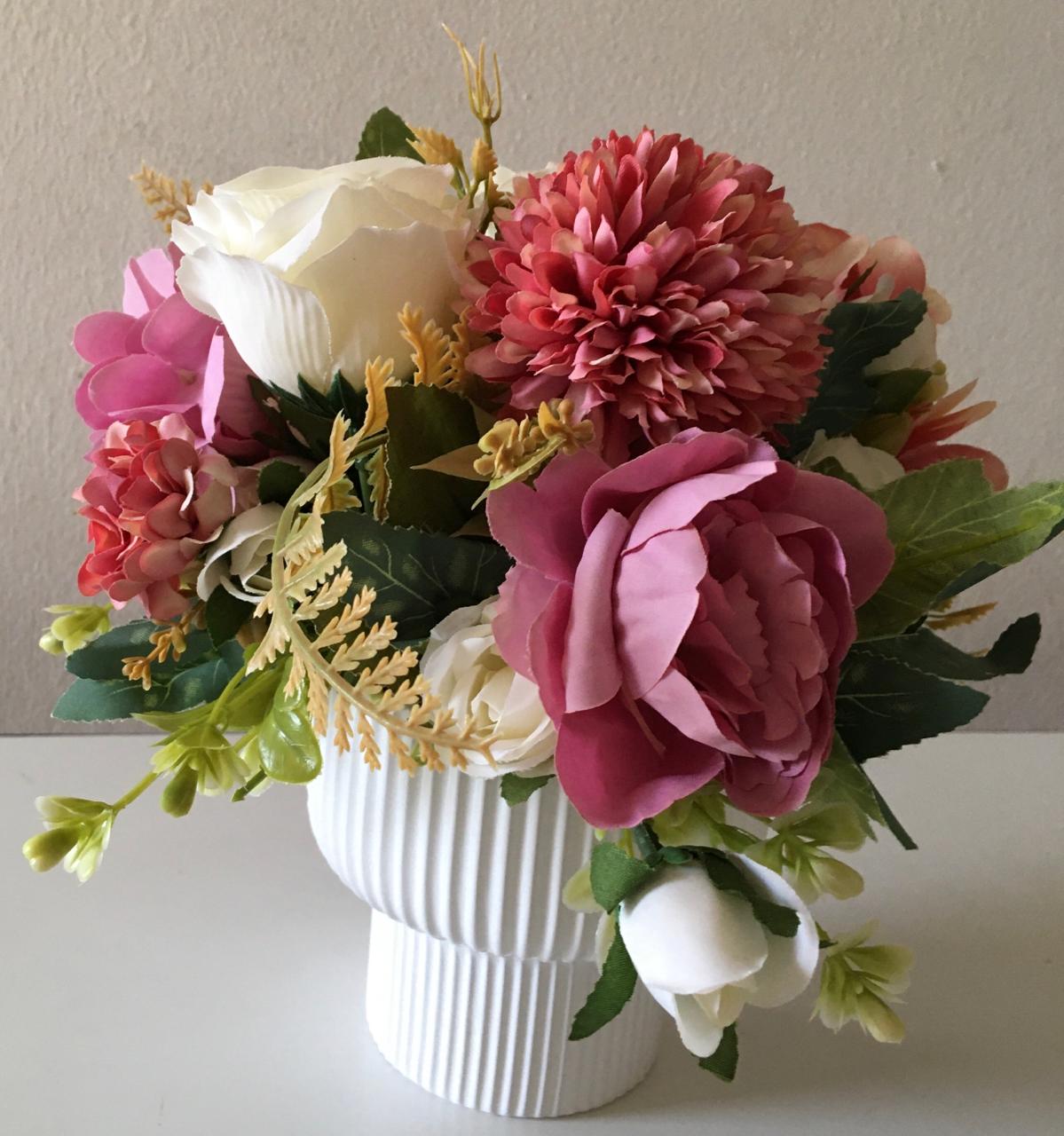 Arreglo floral con macetero de ceramica - Imagen 6