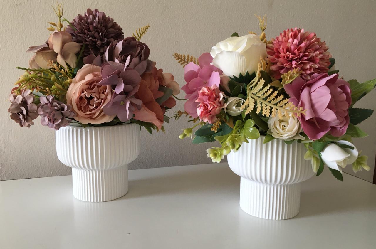 Arreglo floral con macetero de ceramica - Imagen 4