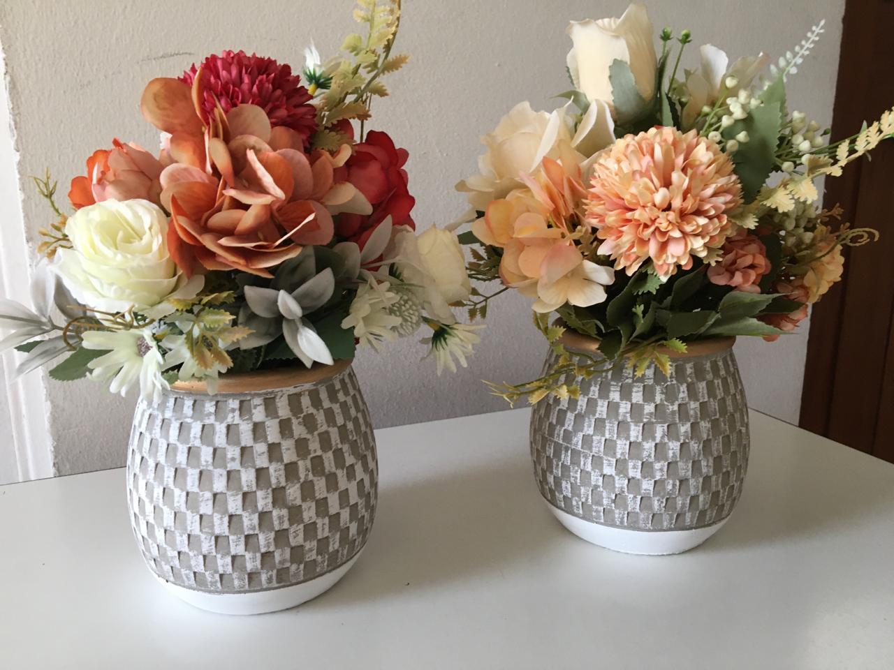 Arreglo floral con macetero de ceramica - Imagen 5