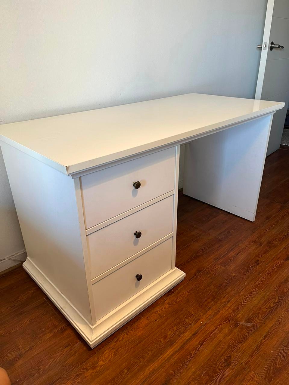 Escritorio blanco con cajonera