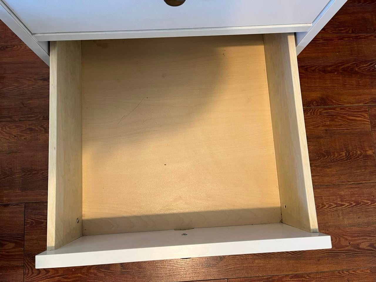 Escritorio blanco con cajonera - Imagen 6