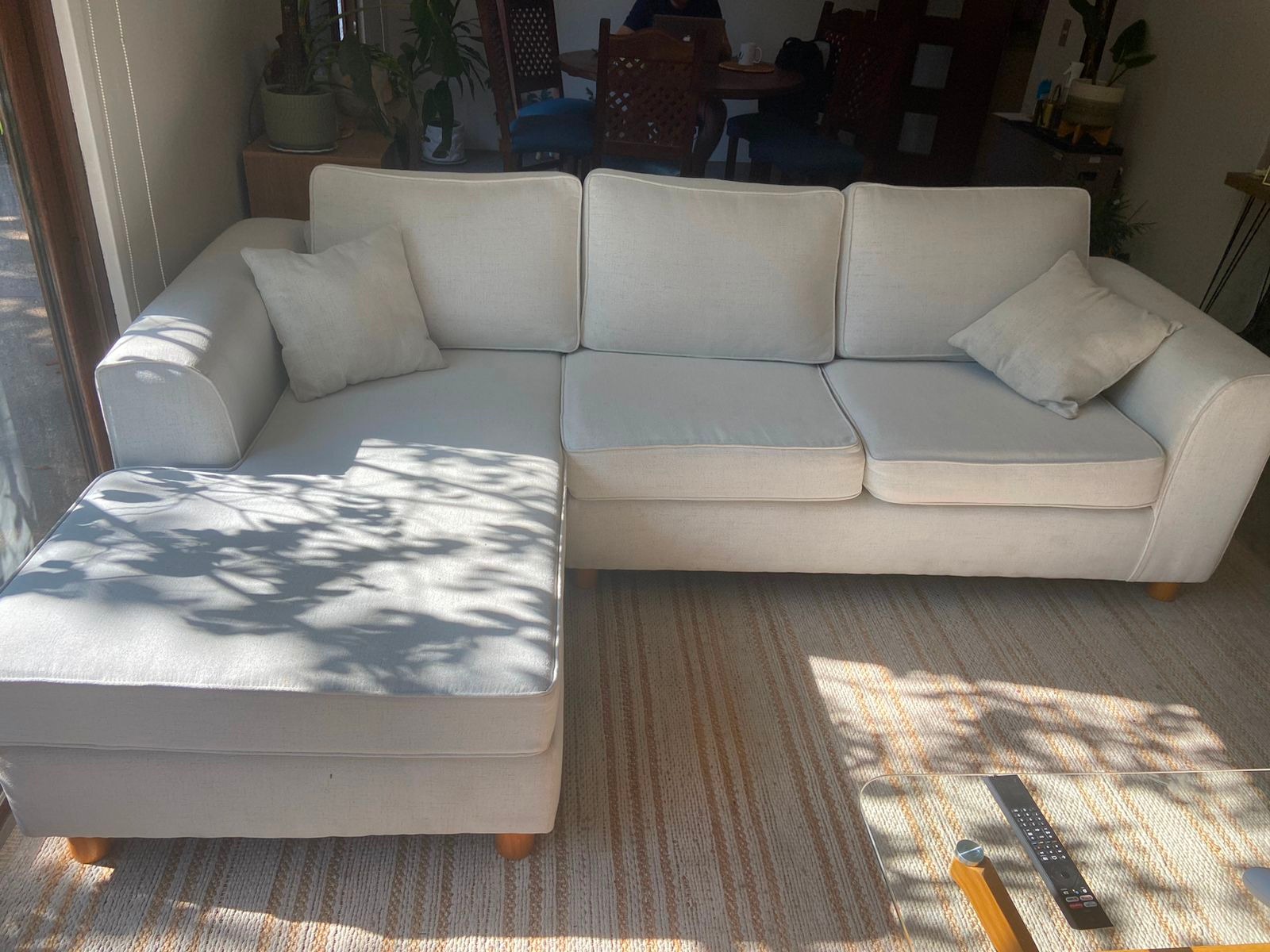 Sofá seccional izquierdo de lino blanco