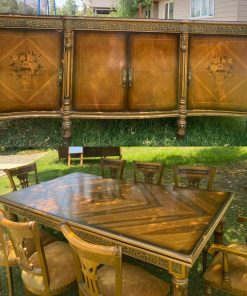 Juego comedor extensible con marquetería con 6 sillas y 2 sitiales + buffet tallado con marquetería