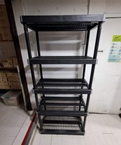 Estantería metálica y plástico negro