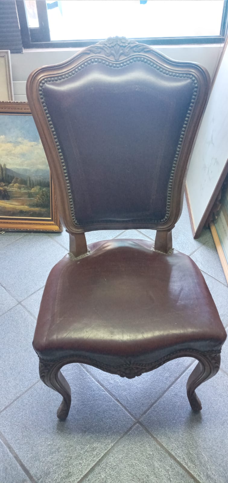 Par sillas antiguas madera noble y cuero - Imagen 5