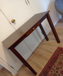 Arrimo madera enchapada color chocolate con 1 cajón