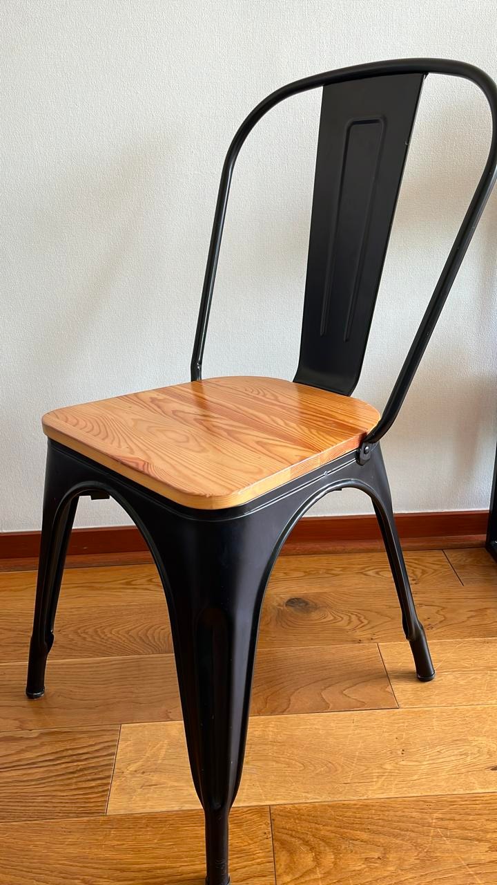 Silla tolix negra asiento madera
