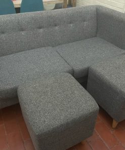 Sofá gris 2 cuerpos + 2 puff