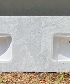 Cubierta de mármol con lavamanos empotrado