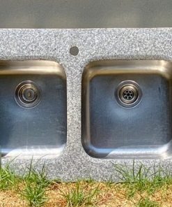 Cubierta de granito con doble lavaplatos empotrado