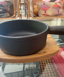 Olla de fierro fundido con base madera