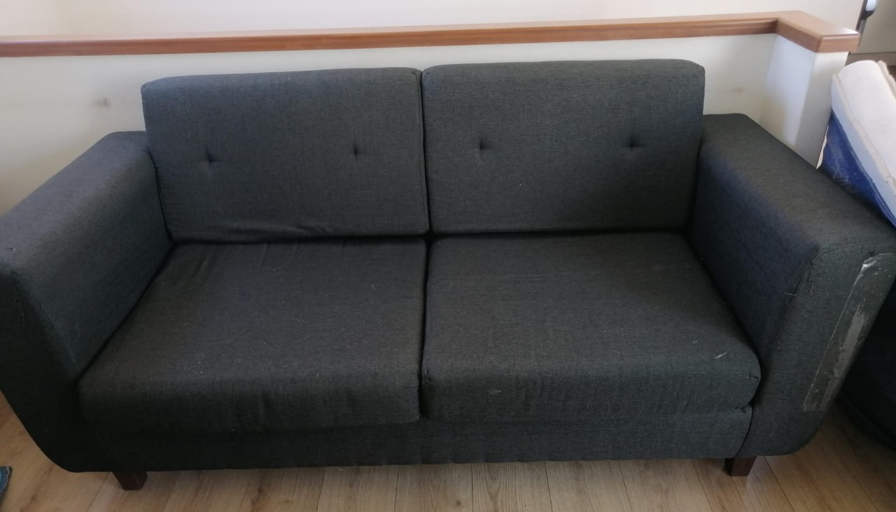 Sofá 2 cuerpos gris con funda