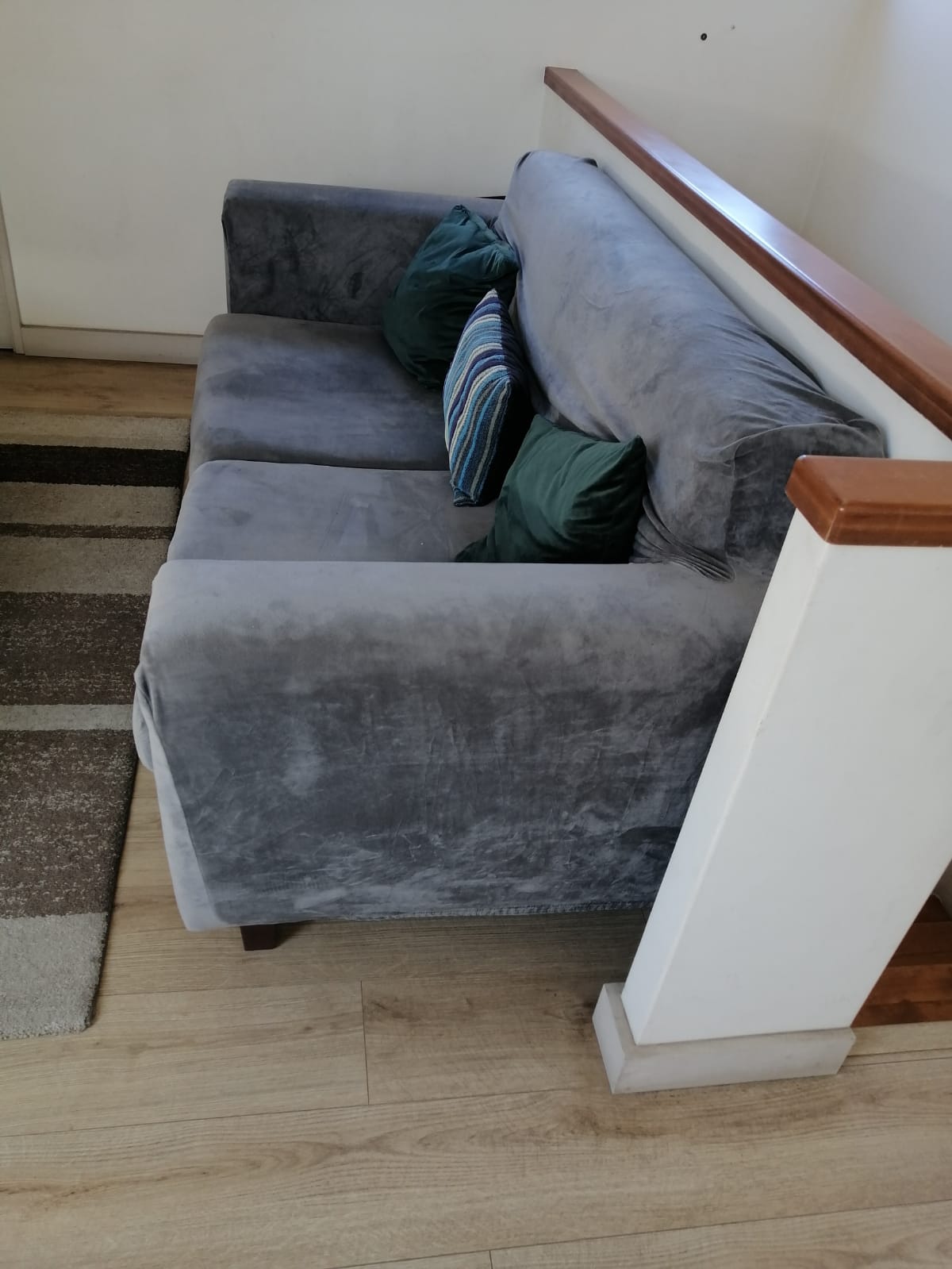 Sofá 2 cuerpos gris con funda - Imagen 4