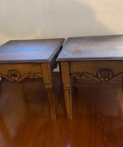 Mesas auxiliares talladas