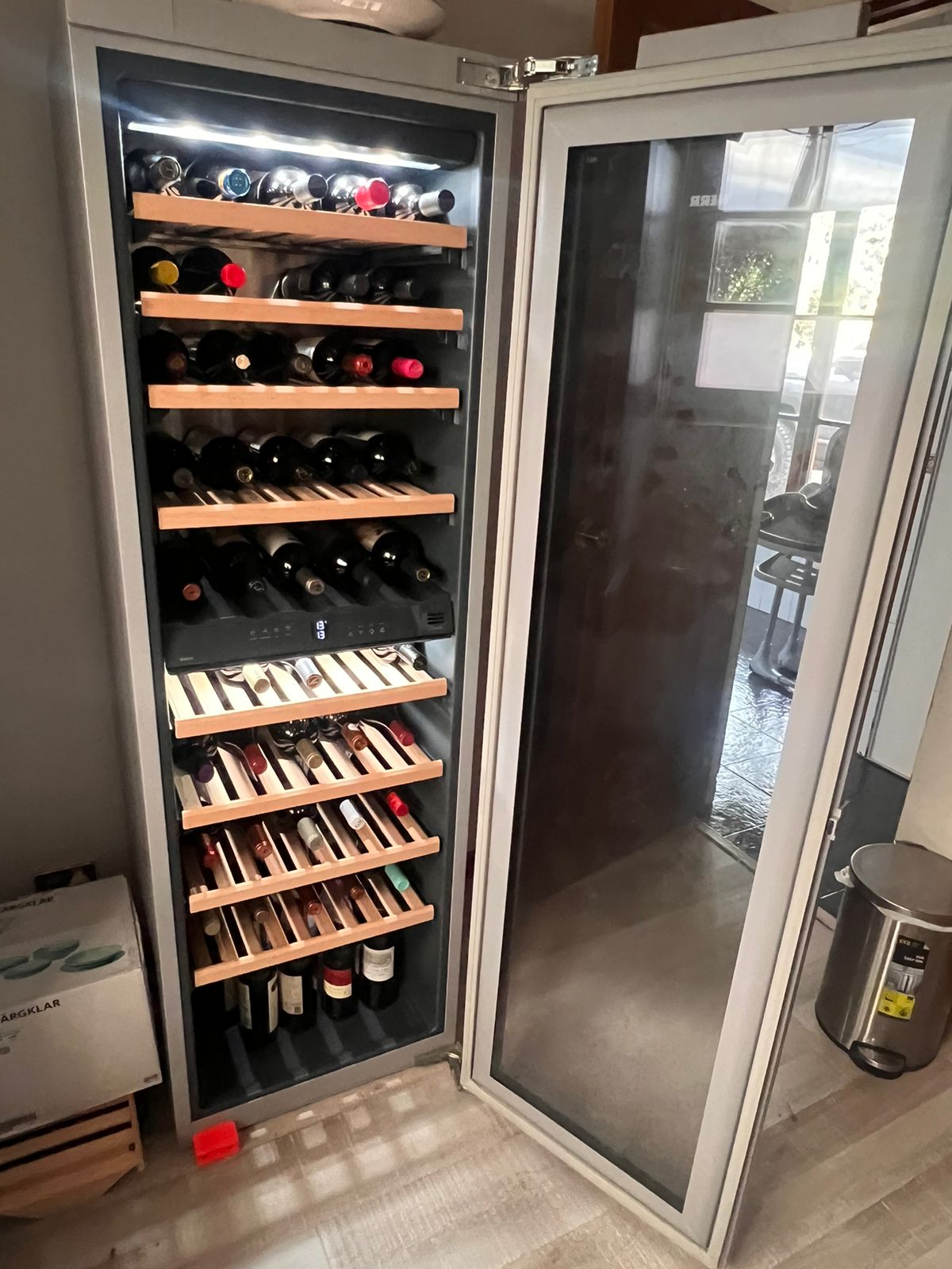 Cava de vinos Liebherr HW8000