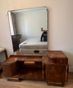 Tocador antiguo con espejo