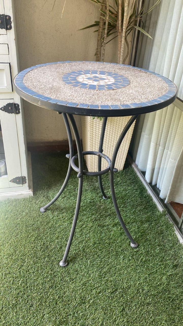 Mesa metálica con cuarzo