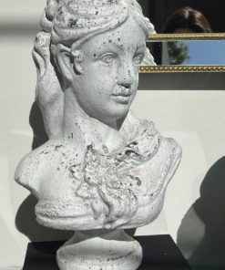 Escultura mujer envejecida