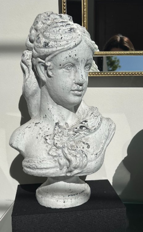 Escultura mujer envejecida