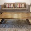 Mesa de centro madera con aplicaciones metálicas