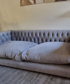 Sofá capitone gris relleno plumas