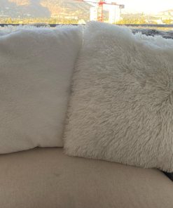 Par cojines blancos peludos