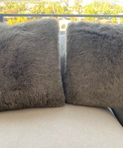 Par cojines grises peludos