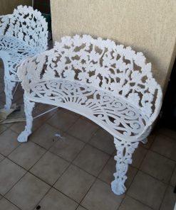 Escaños blancos con flores