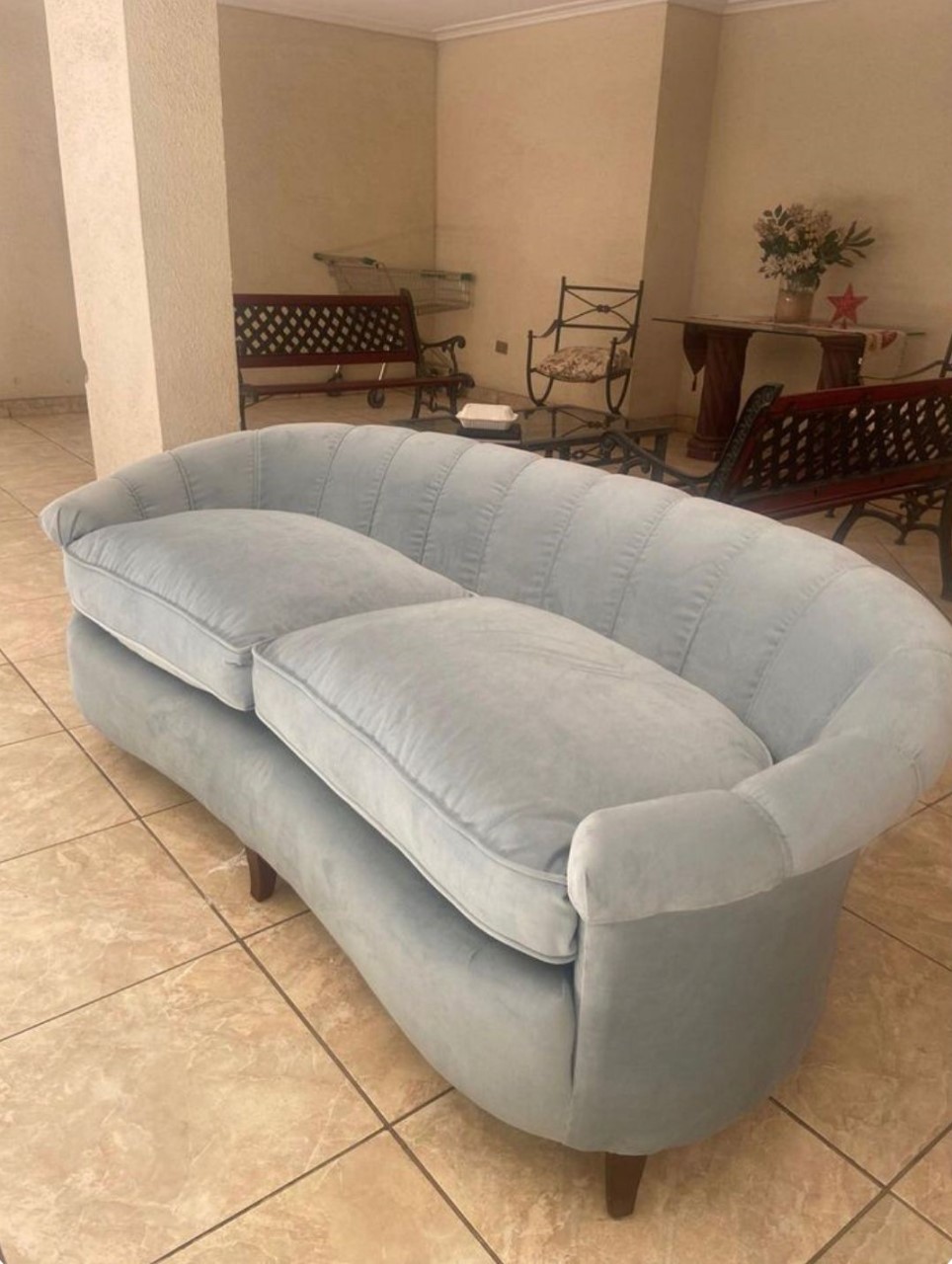 Sofá antiguo recién tapizado