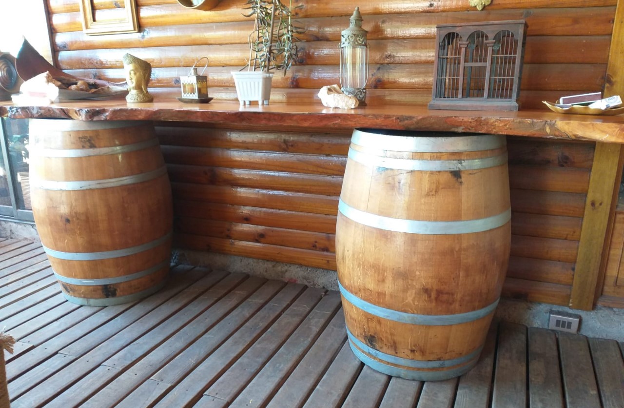 Mesón rustico con barriles