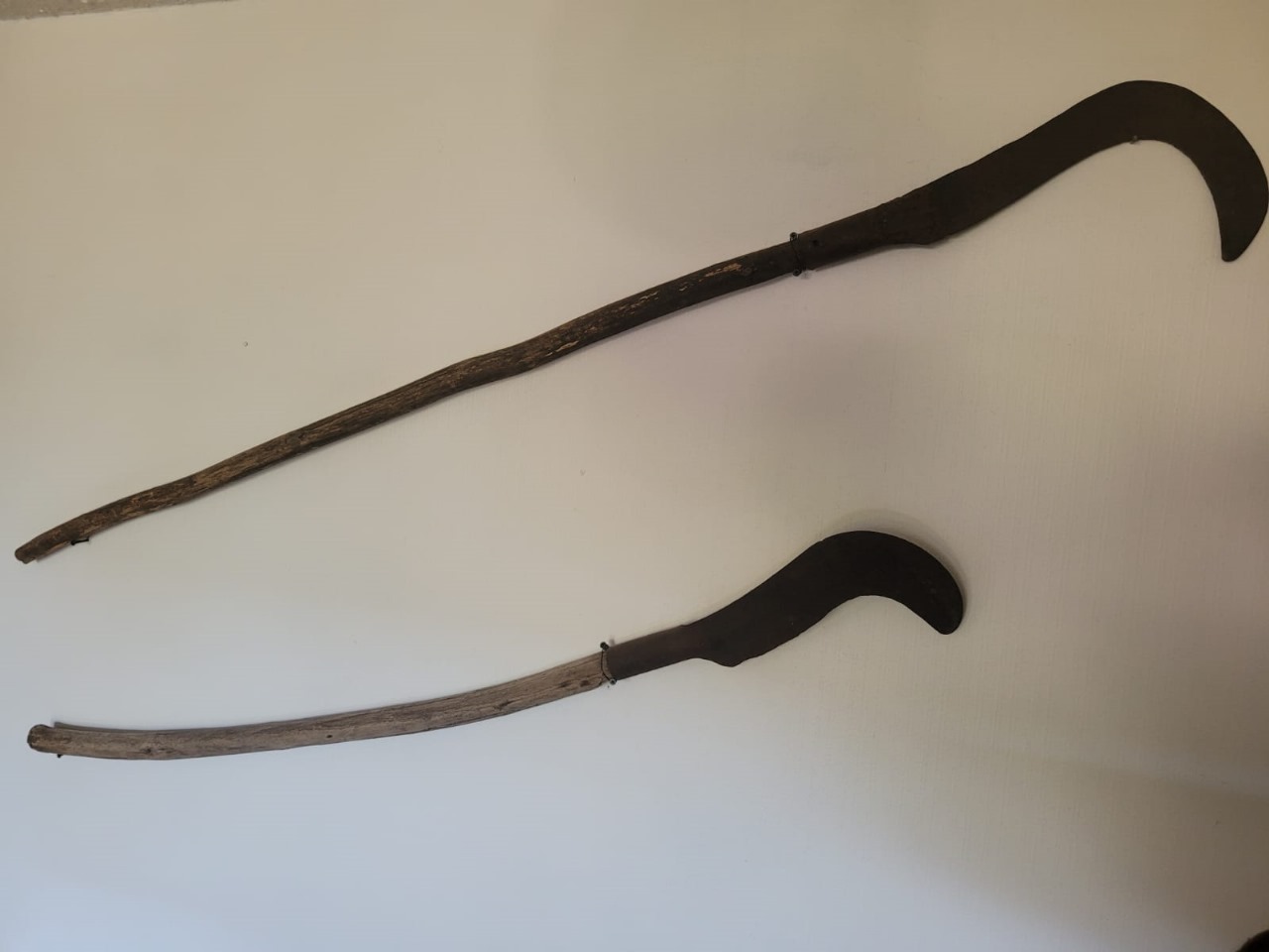 Par de guadañas antiguas