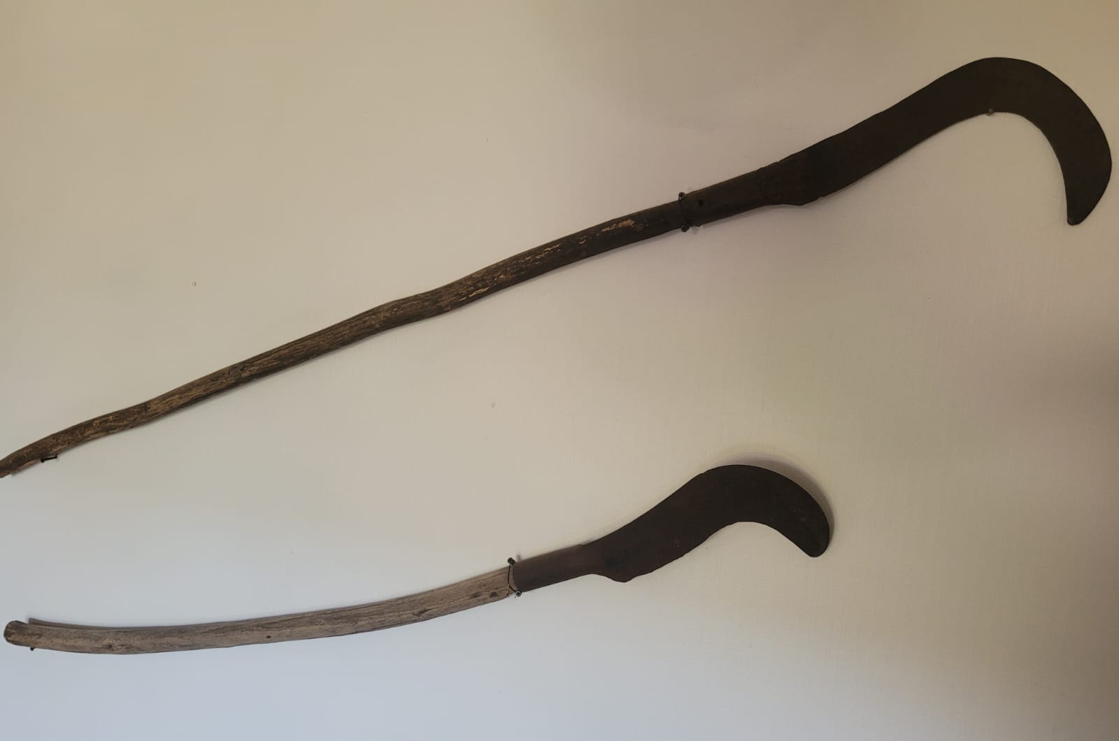 Par de guadañas antiguas - Imagen 5