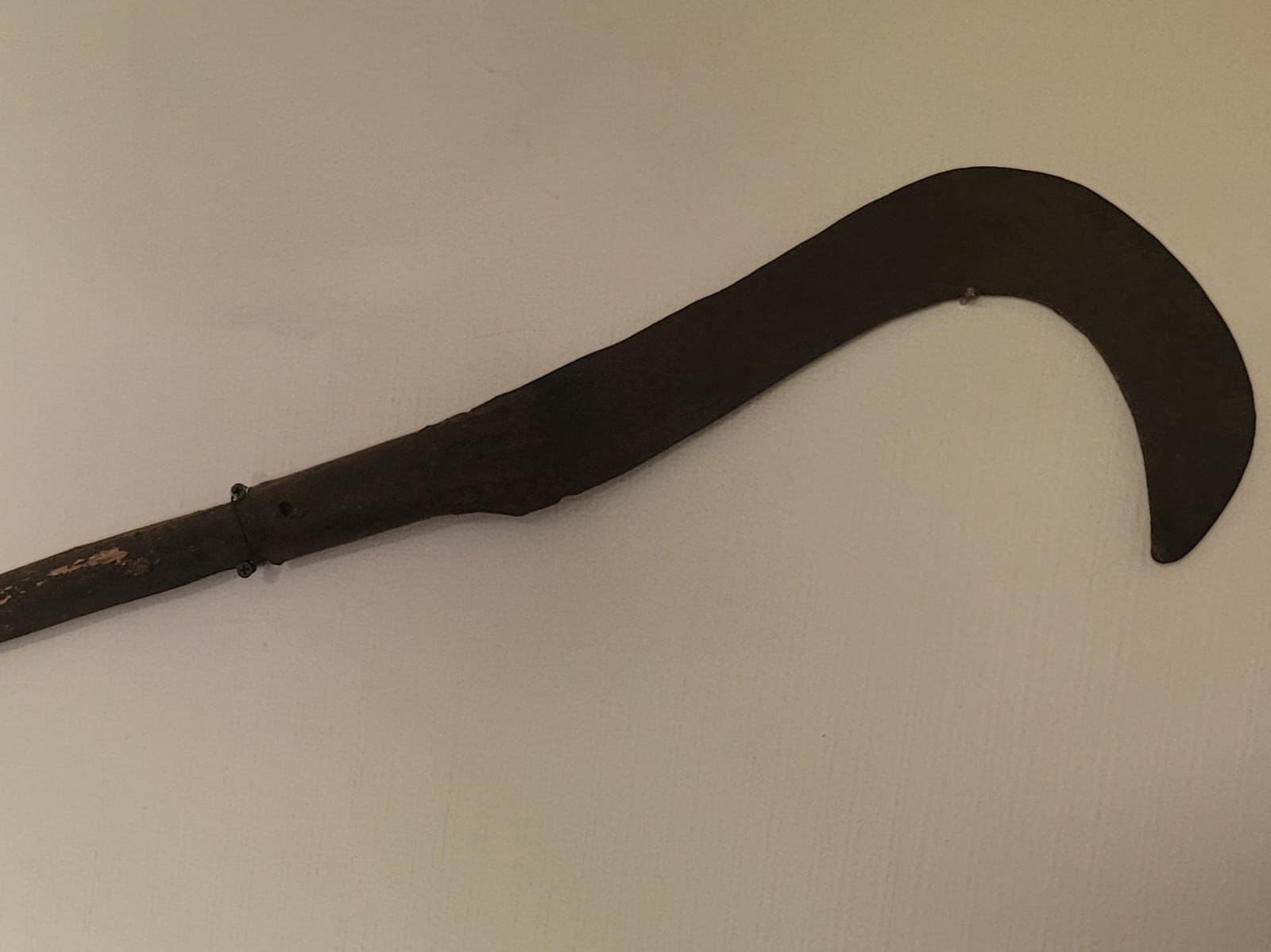 Par de guadañas antiguas - Imagen 3