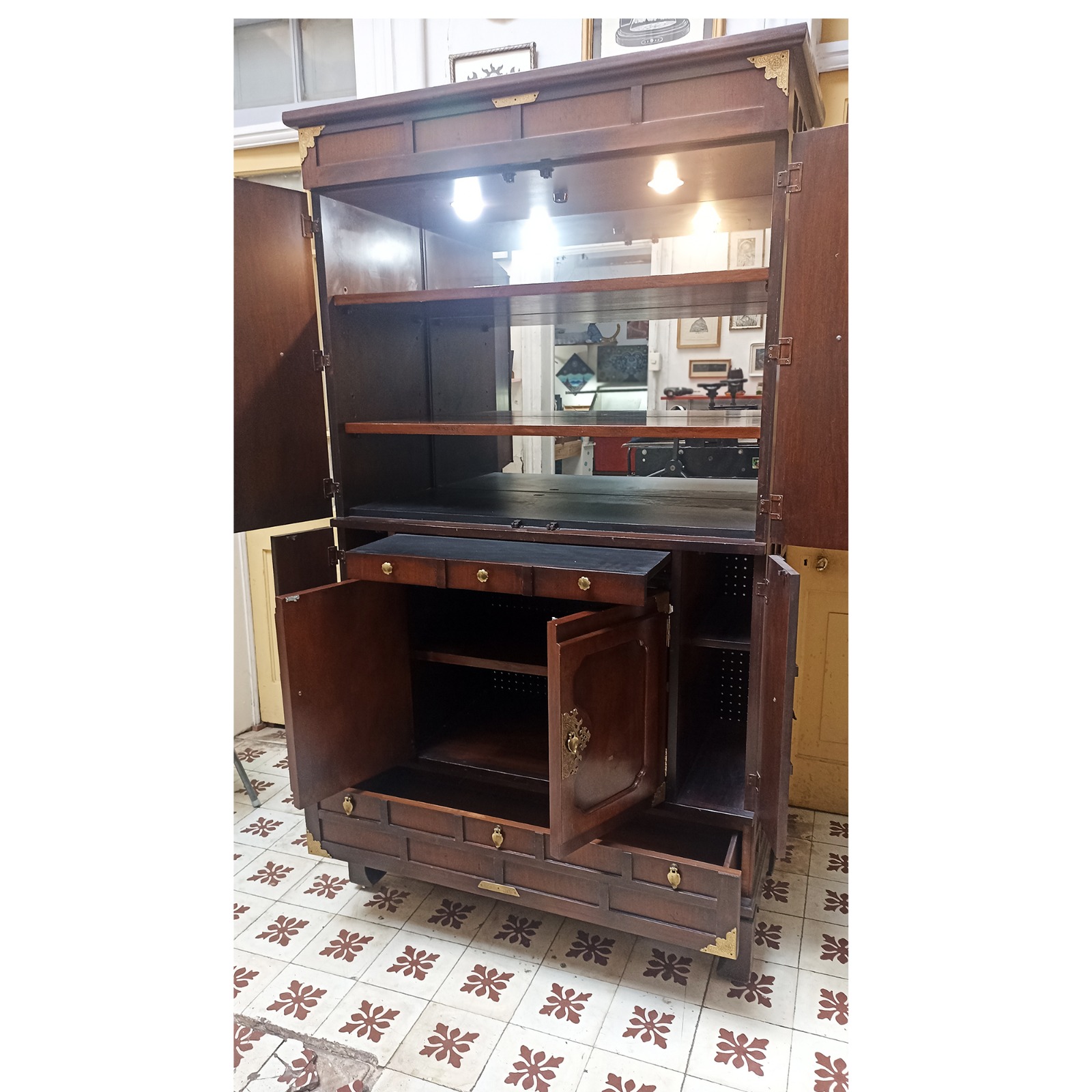 Gabinete bar estilo oriental Habersham - Imagen 2