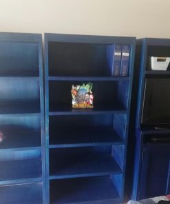 Biblioteca modular azul y escritorio esquinero