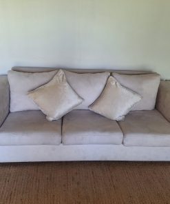 Sofá 3 cuerpos felpa color crudo