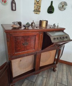 Mueble de radio antiguo con parlante RCA