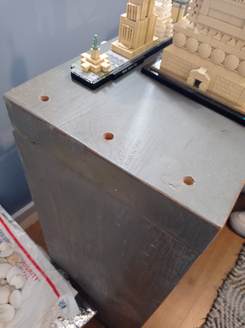 Repisa de madera pintada a mano color gris - Imagen 3