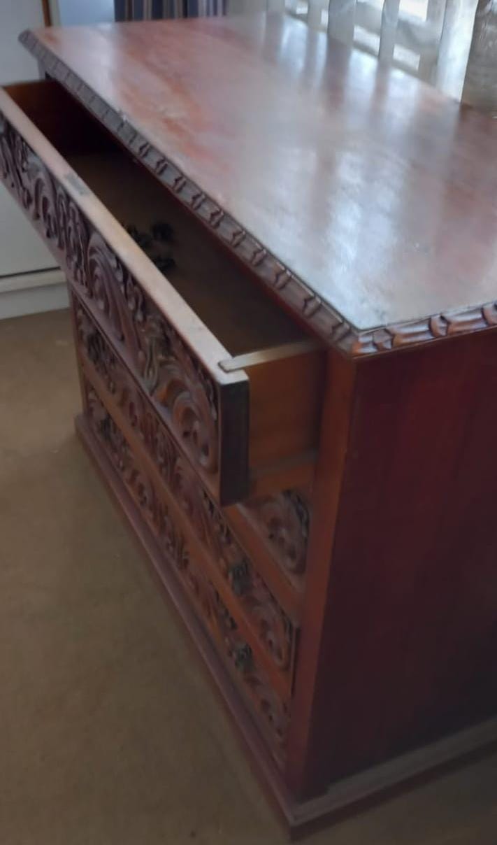 Cómoda madera tallada 4 cajones