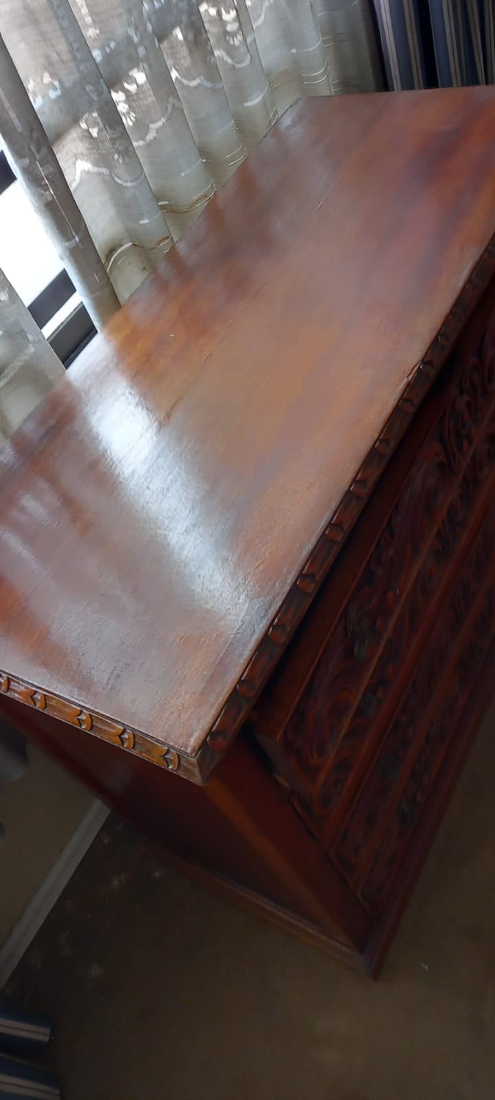 Cómoda madera tallada 4 cajones - Imagen 2