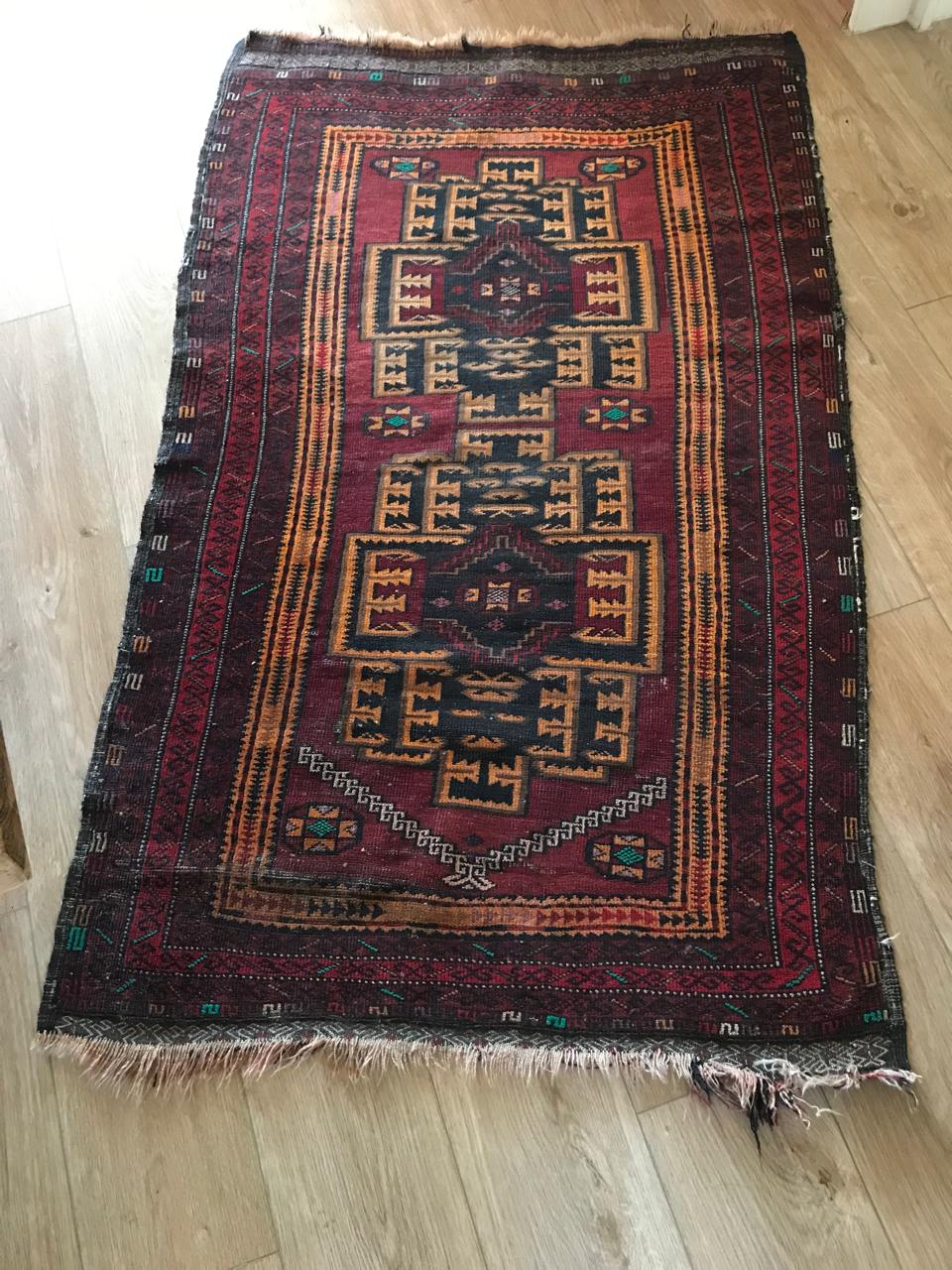 Alfombra tonos rojo y amarillo