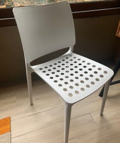 4 sillas blancas Sur Diseño